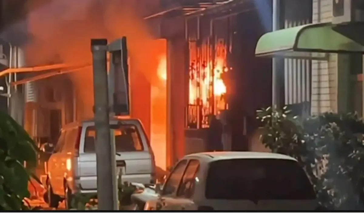 ▲19日凌晨，高雄三民區褒忠街某民宅，疑似遭人縱火發生氣爆事故，目前氣爆釀1人死亡、4人傷勢嚴重送醫，以及2人失聯中，詳細情況還需進一步釐清。（圖／民眾提供）