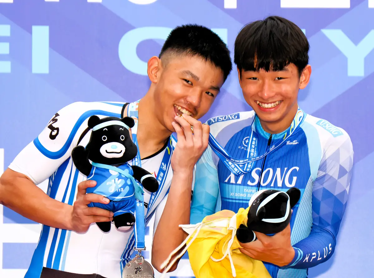 ▲臺北市西松高中秦力恩(中)以些微差距擊敗大甲高中張恩騰，奪得高男3KM個人追逐賽金牌。（圖／官方提供）