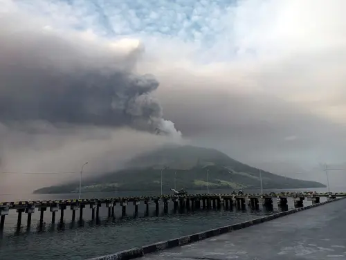 影／印尼魯昂火山又噴發！警戒重升至最高層級　機場關閉居民撤離
