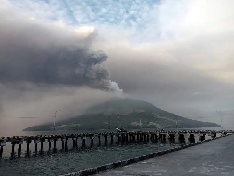 最高警報！印尼火山噴發疏散逾萬人、機場關閉　恐有海嘯風險