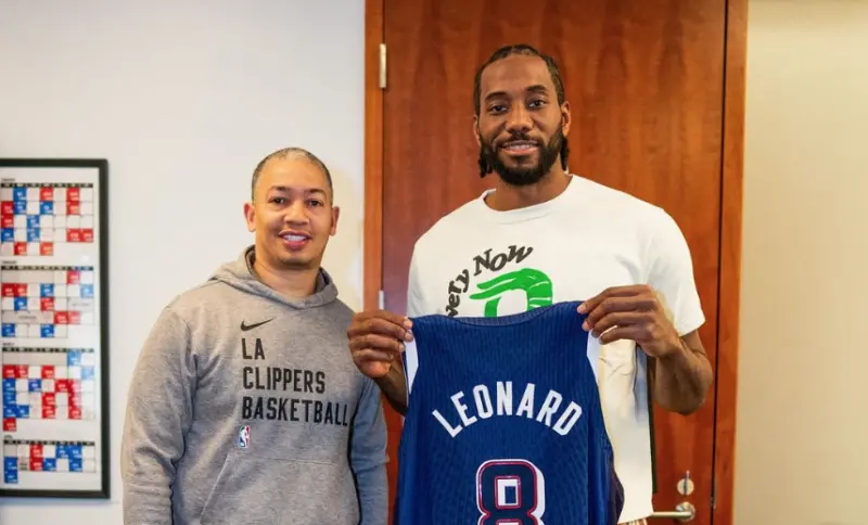 Kawhi Leonard收到美國男籃球衣「面癱」！球迷：世界最無趣的人