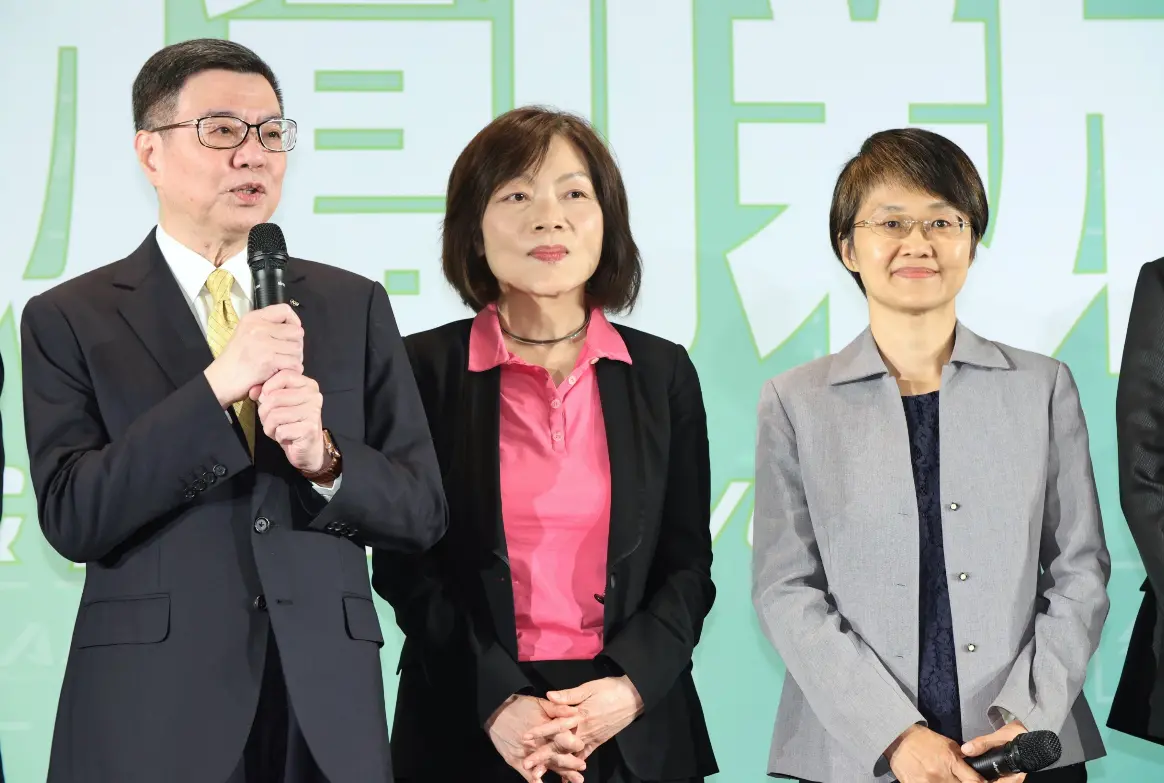 ▲卓榮泰介紹內閣成員，其中女性閣員為何佩珊、古秀妃。（圖／記者陳明中攝，2024.04.19）