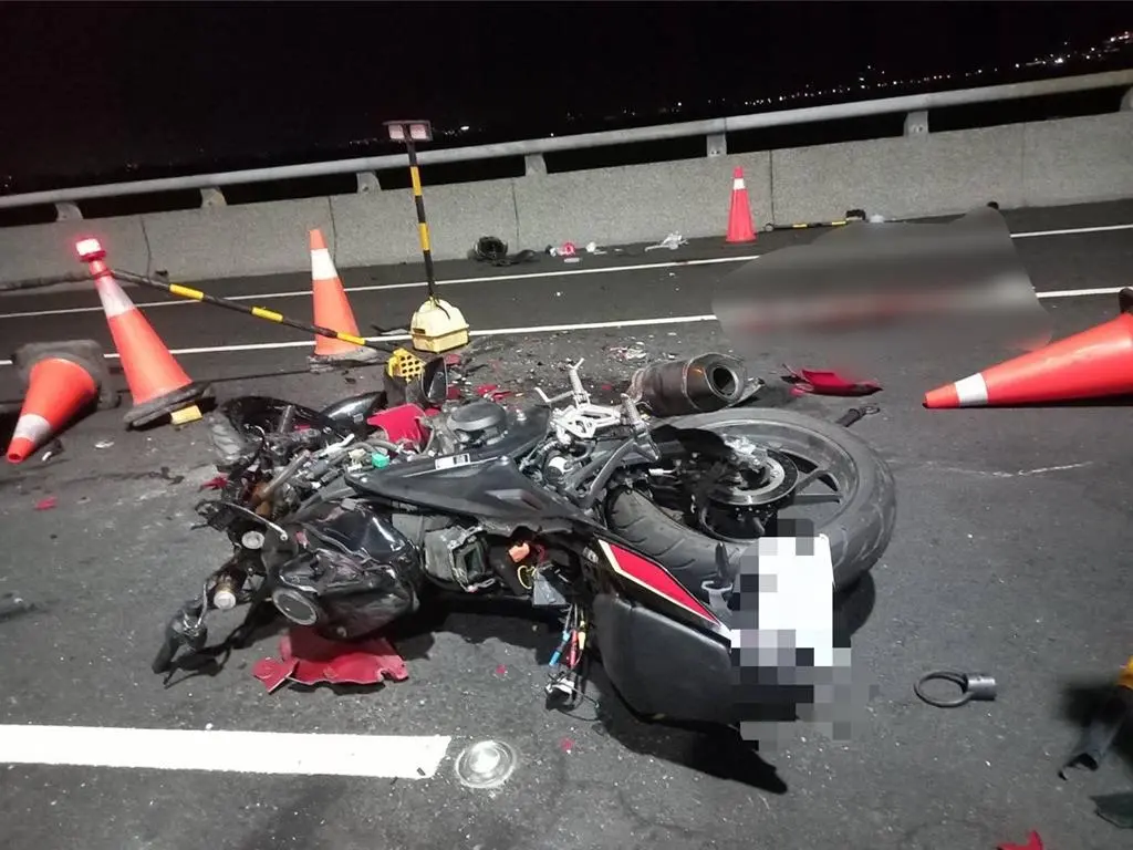▲台東中華大橋凌晨發生車禍，雙載機車衝撞工程車，2男送醫不治。（圖／翻攝畫面）