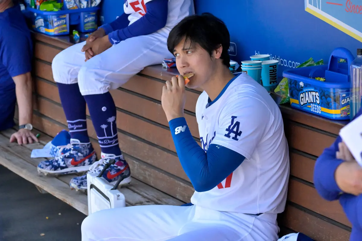 ▲大谷翔平超萌照曝光！在道奇板凳席上專心啃著「美國甜點」蜂蜜鬆餅，日本網友紛喊好想吃。（圖／翻攝自Full-Count MLB取材班 社群平台X）