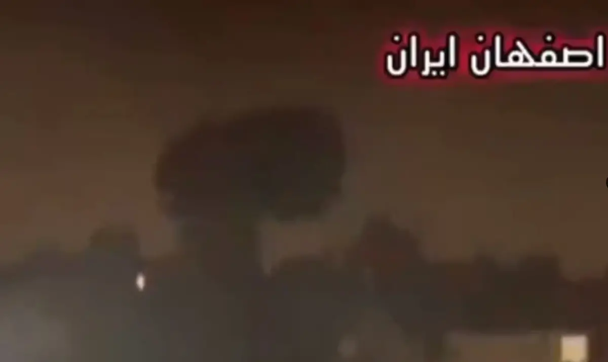 ▲伊朗媒體釋出伊朗第三大城伊斯法罕(Isfahan)的一處機場附近冒出濃煙畫面。(X平台/@ShaykhSulaiman)