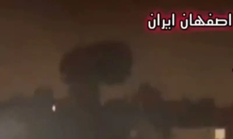 ▲伊朗媒體釋出伊朗第三大城伊斯法罕(Isfahan)的一處機場附近冒出濃煙畫面。(X平台/@ShaykhSulaiman)