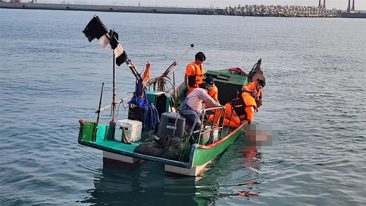 ▲高雄海巡隊打撈2具浮屍，經查身份為昨晚報關出海作業的侯姓、張姓漁民，已通知家屬前往指認。（圖／翻攝畫面）