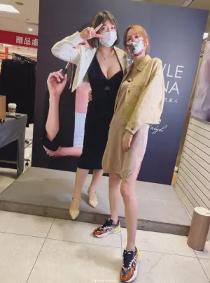 ▲Keanna擔任品牌一日店長,結果遲到兩三個小時,讓宛宛兒獨自撐場。(圖/宛宛兒臉書) ▲Keanna擔任品牌一日店長,結果遲到兩三個小時,讓宛宛兒獨自撐場。(圖/宛宛兒臉書)