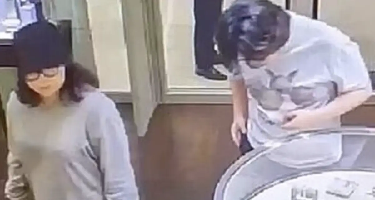 ▲中國籍男女從泰國珠寶店偷走價值逾百萬元珠寶。（圖／翻攝自泰國世界日報）