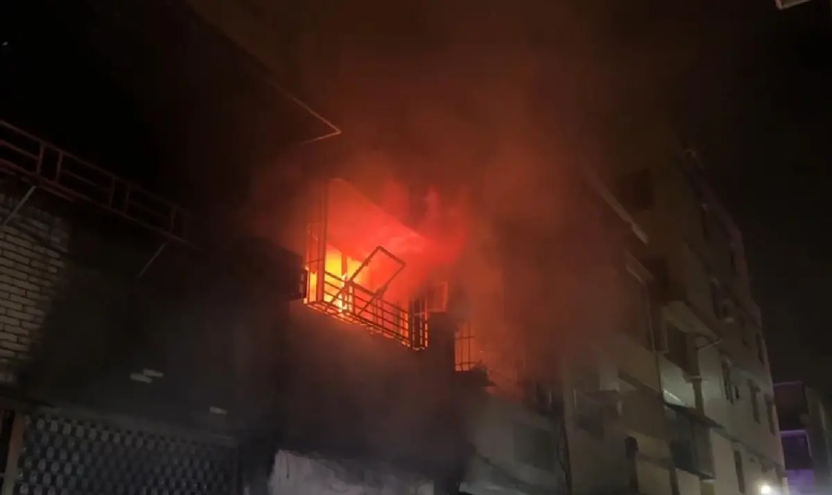 ▲高雄三民區褒揚街266巷民宅發生瓦斯氣爆案，造成1死7傷，死者為起火點隔壁棟75歲的顏姓老翁，因早睡導致逃生不及，當場命喪火海。（圖／翻攝畫面／民眾提供）