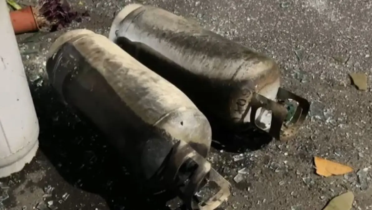 ▲高雄褒揚街民宅發生瓦斯氣爆，釀成1死7傷，起火點位於266巷8號透天厝騎樓，現場擺放3支瓦斯桶。（圖／民眾提供）