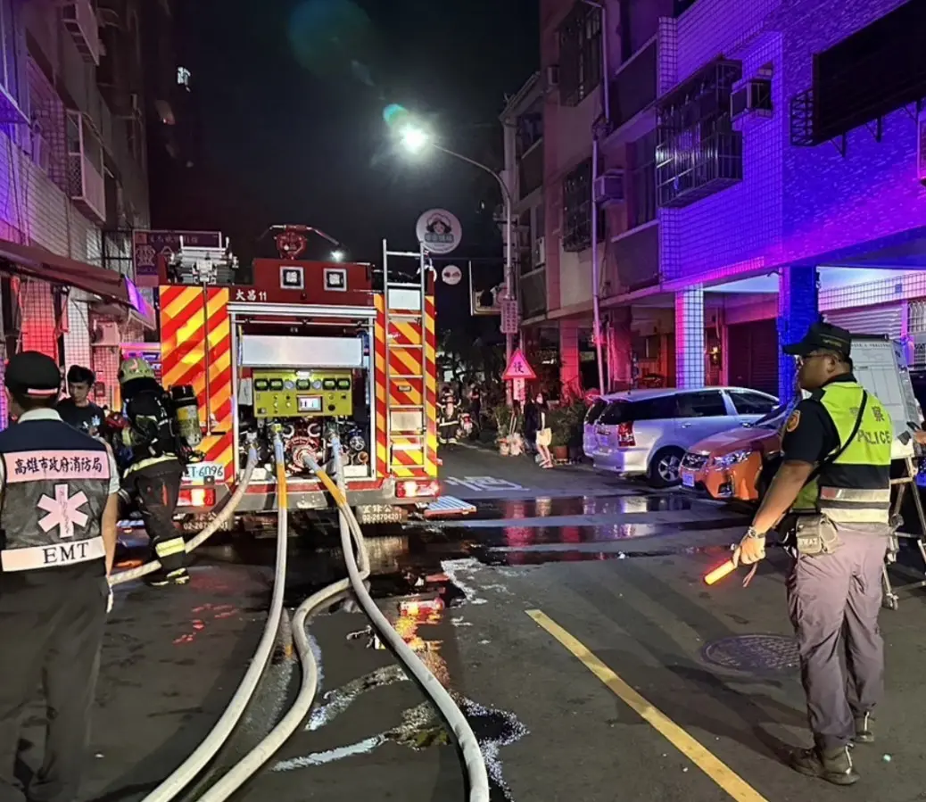 ▲高雄邱姓男子不明原因引爆瓦斯鋼瓶後，有民眾遭爆裂的玻璃碎片波及外，起火點隔壁棟75歲的顏姓老翁，因早睡導致逃生不及，當場命喪火海，邱男目前因嚴重燒燙傷還在急救中。（圖／翻攝畫面／民眾提供）