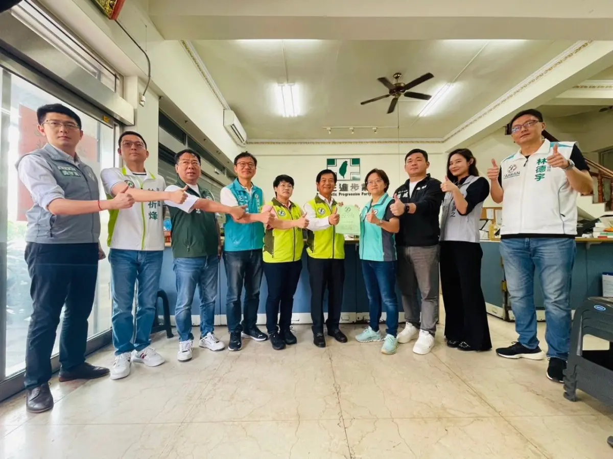 ▲市議員鄭功進由黨籍議員陪同，前往中市黨部，登記參選民進黨台中市黨部主委(圖／柳榮俊攝2024.4.19)