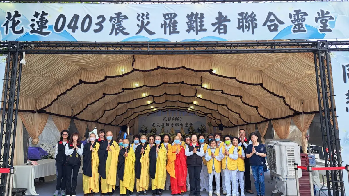 ▲花蓮祥德寺暨地藏禪寺法師並帶領花蓮鄕親每日持續前往花蓮市立殯儀館，為不幸罹難同胞誦經超度，並撫慰罹難者家屬悲痛的心情。（圖／品牌提供）