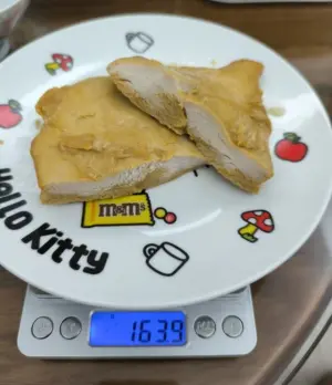 ▲網友開箱7-11「60元幸福餐盒」,結果用磅秤秤出雞胸肉的重量高達163克。(圖/PTT@saur176) ▲網友開箱7-11「60元幸福餐盒」,結果用磅秤秤出雞胸肉的重量高達163克。(圖/PTT@saur176)