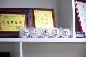 ▲彭啟明辦公室擺放著數顆棒球簽名球。（圖／記者陳明安攝，2024.04.19）