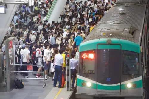 ▲知名主持人劉寶傑，近日在政論節目中罕見肯定高雄推動演唱會經濟，成為台灣代表，更直言「以前說高雄捷運都沒有人，現在都擠不上去！」(圖／高市府提供)