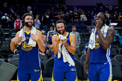 ▲金州勇士核心Draymond Green（左起）、Klay Thompson、Stephen Curry合作超過10年，3人一同6進總冠軍賽、4奪冠，還寫下無數紀錄。但2023-24賽季可能成為他們的最後一舞？（圖／美聯社／達志影像）