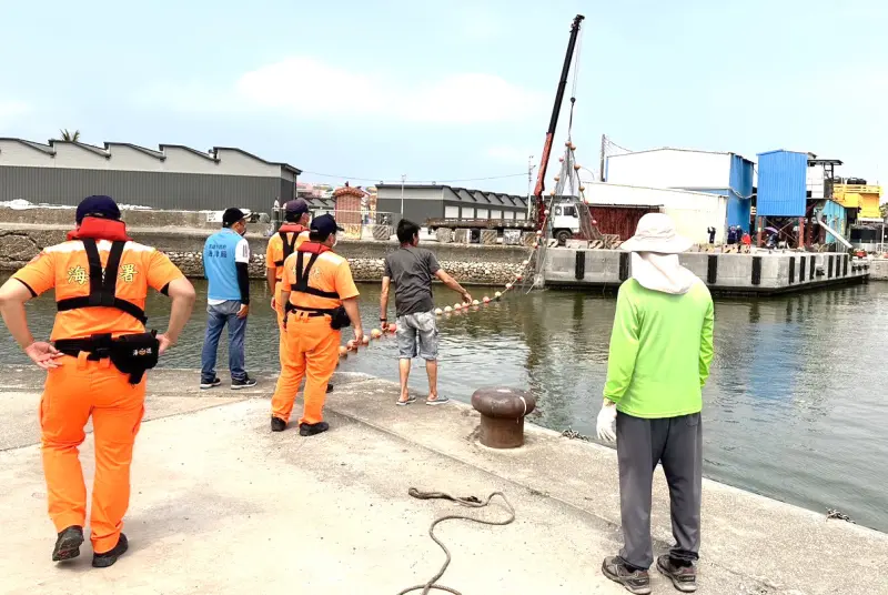 維護漁港及漁船安全！高雄市政府海洋局舉辦漂流木攔木網演練
