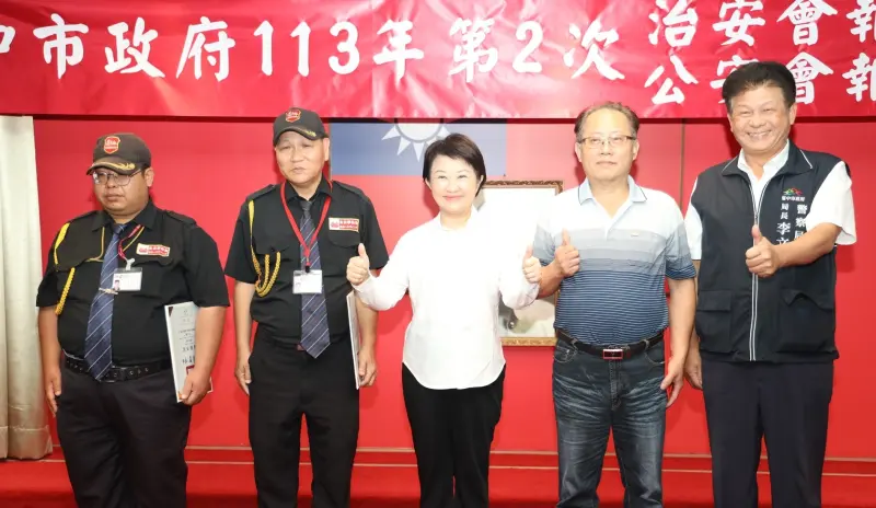 ▲台中市長盧秀燕頒獎表揚2名保全（左）和外送員。（圖／台中市政府提供，2024.04.19）