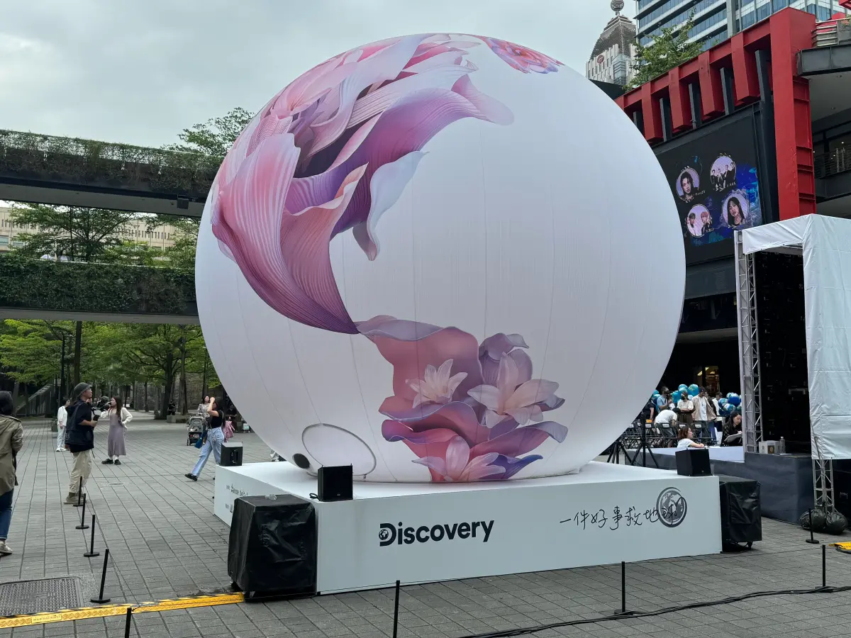 ▲大型球體裝置藝術「地球．生之花」盛開在台北市信義區香堤大道廣場，將盛開的花卉與璀璨光影融合在地球的造型之中，展現生生不息的「地球之美」。（圖／實習記者柯乃瑜攝）