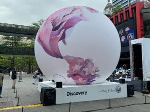 6米高「地球」降臨信義區 和陳柏霖響應世界地球日!1動作抽夜燈