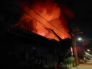 ▲新北樹林木材工廠大火，警消灌救中。（圖／翻攝畫面）