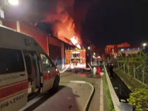 ▲新北樹林木材工廠大火，警消灌救中。（圖／翻攝畫面）