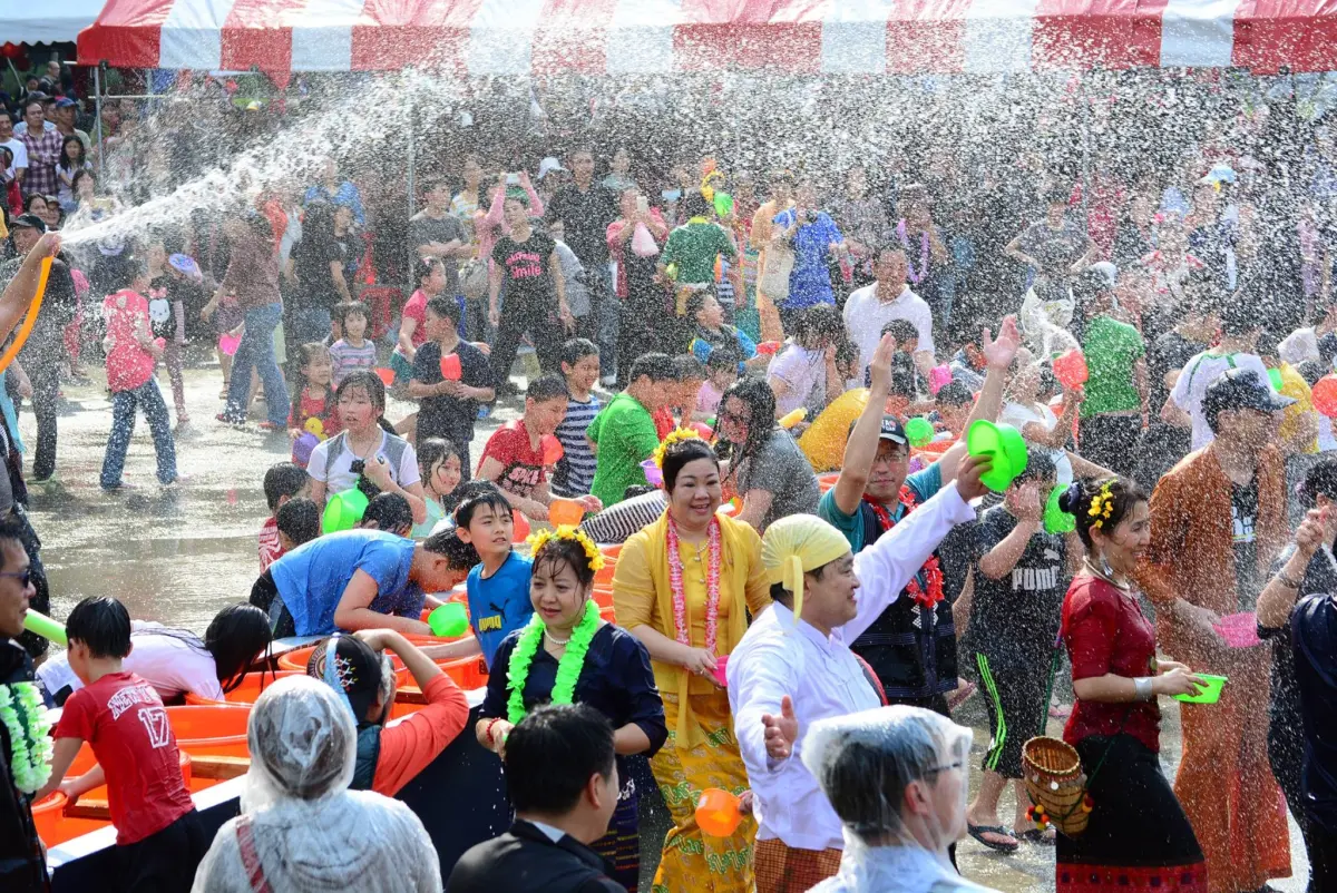 ▲「2024龍岡米干節」將於明（20）日登場至4月28日，是桃園最具異國魅力的活動，精彩節目包含4月20日、21日的潑水祈福等，每年吸引許多民眾參與。（圖／取自樂遊桃園臉書）