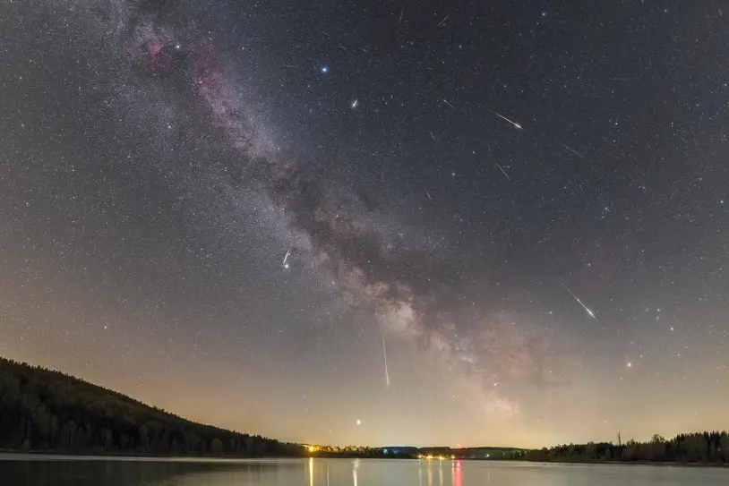 ▲捷克天文攝影家Petr Horálek於2020年所拍攝的四月天琴座流星雨。照片中各個流星尾跡的交會點即為輻射點，位於藍白色的織女星附近。（圖／臺北市立天文科學教育館提供）