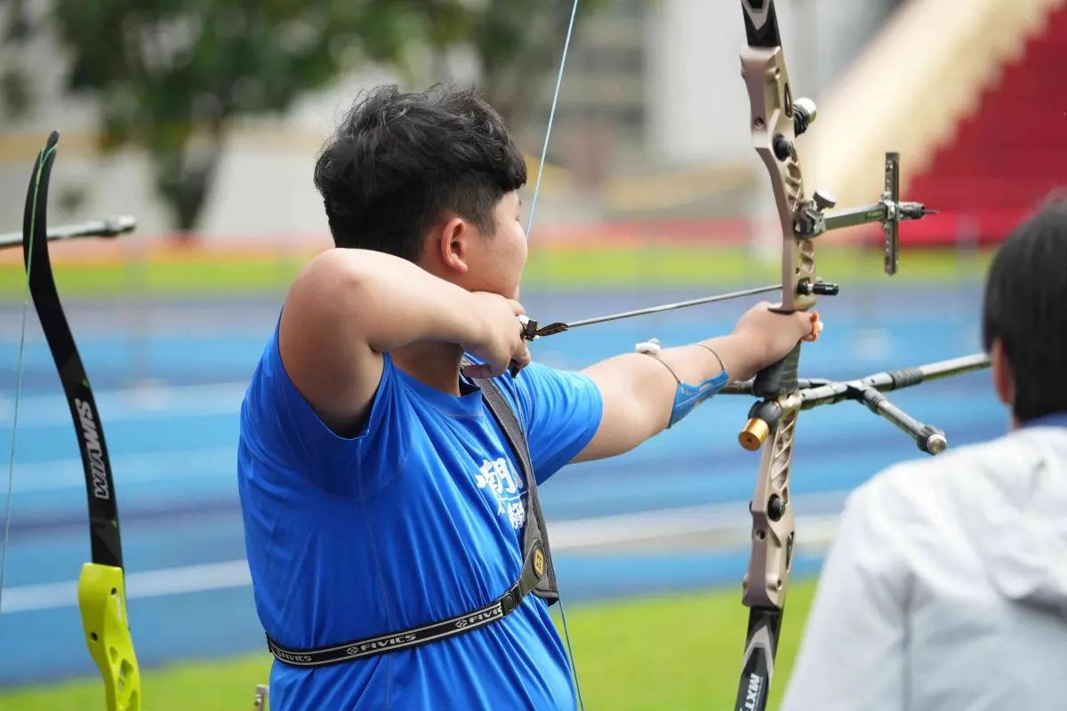 ▲臺北市南門國中江侑軒（左）小二就開始射箭。（圖／臺北市政府教育局提供）