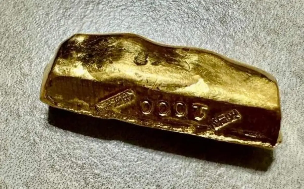 ▲網友日前整理房間時，意外發現家中有一塊歷史悠久的「大金塊」，至少已經有25年以上。（圖/爆廢1公社），