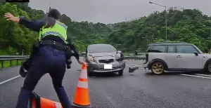 國道驚險瞬間曝光！處理車禍事故險遭撞擊　女警機靈狂閃躲死劫
