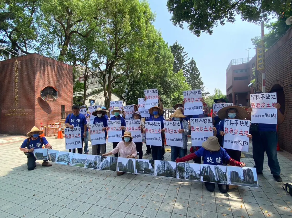 ▲竹東二重埔自救會昨到國土署抗議，自救會長呂政權哽咽說：「還要搞幾年。」（圖／翻攝新竹縣議員楊昌德臉書）