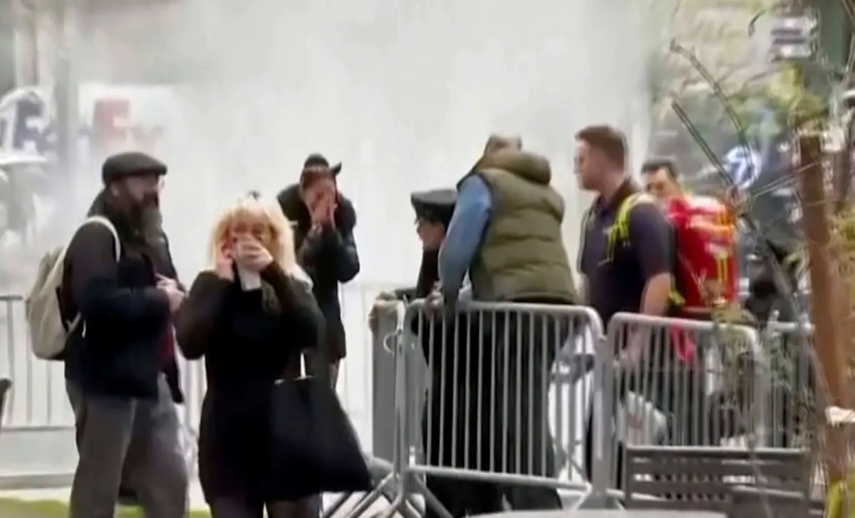 ▲前美國總統川普在曼哈頓（Manhattan）受審之際，1名男子19日在法院外引火自焚。（圖／美聯社／達志影像）