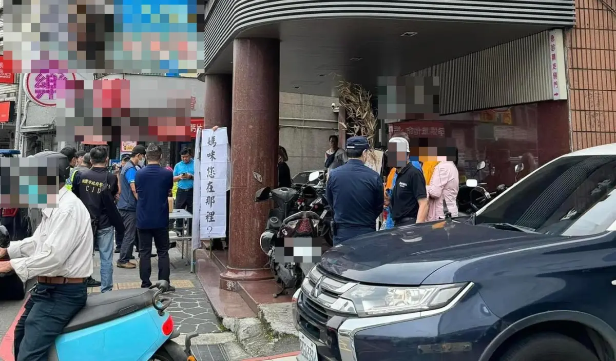 ▲桃園中壢區某婦產科診所爆醫療糾紛，一名44歲的產婦自然產下第三胎，未料疑似子宮無法收縮大出血喪命。家屬捧遺照、骨灰罈到診所抗議，控訴診所醫療疏失。（圖／民眾提供）