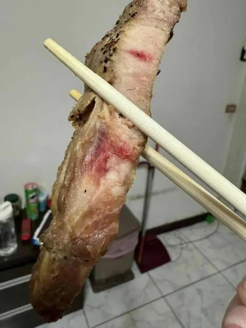 ▲民眾發現豬排疑似沒熟。(圖/翻攝爆料公社) ▲民眾發現豬排疑似沒熟。(圖/翻攝爆料公社)
