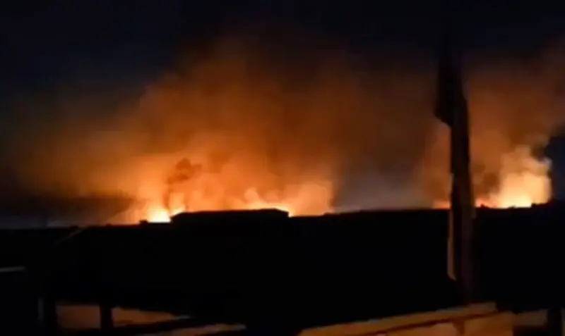 ▲伊拉克的親伊朗民兵組織「人民動員」（PMF）一處軍事基地，當地時間19日晚間遭遇襲擊。（圖／擷取自X影片）
