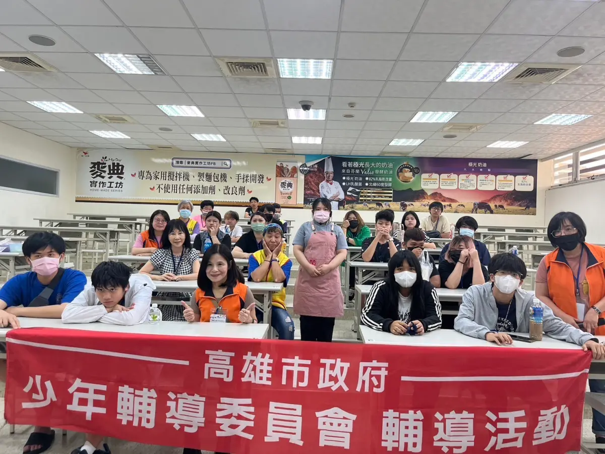 ▲高市少年警察隊及少年輔導委員會於今天揪少年及家長相約旺來興食品量販店展開親子趣味烘焙體驗，增進家庭陪伴功能及正向情感交流機會。（圖／高市警少年隊提供）