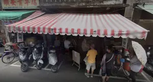 ▲基隆夜市旁的名店「阿華炒麵」，店門口前總是有常常排隊人龍。（圖／取自GoogleMaps）