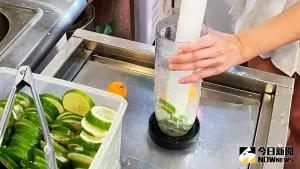 ▲「爆打檸檬香綠妍」新鮮檸檬經過切片,再加入綠茶的茶香味,經過爆打後融合成絕妙口感,在舌尖上呈現滿滿的酸甜鹹滋味。(圖/記者陳美嘉攝,2024.04.20) ▲「爆打檸檬香綠妍」新鮮檸檬經過切片,再加入綠茶的茶香味,經過爆打後融合成絕妙口感,在舌尖上呈現滿滿的酸甜鹹滋味。(圖/記者陳美嘉攝,2024.04.20)