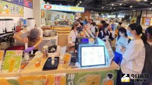 ▲ 風味絕佳的「爆打檸檬香緑妍」爆紅,幾乎人手一杯,也是品牌最熱銷的品項。(圖/記者陳美嘉攝,2024.04.20) ▲ 風味絕佳的「爆打檸檬香緑妍」爆紅,幾乎人手一杯,也是品牌最熱銷的品項。(圖/記者陳美嘉攝,2024.04.20)