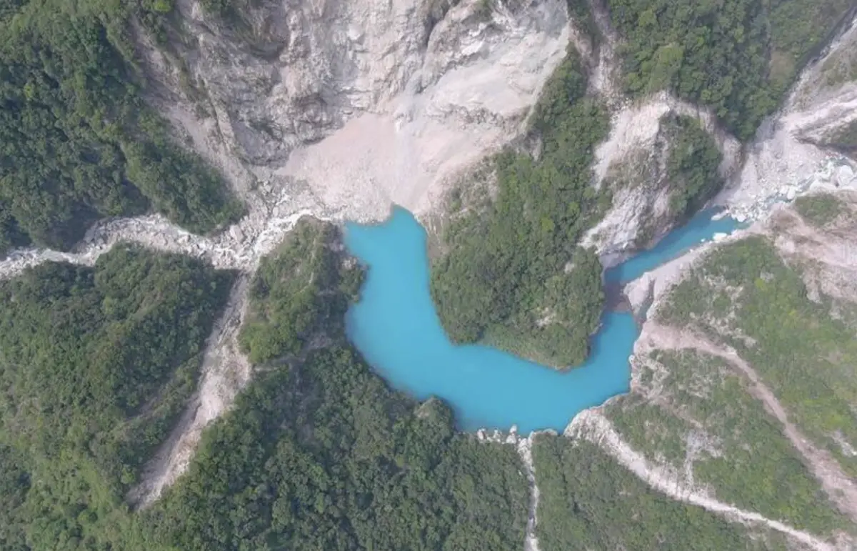 ▲林業及自然保育署花蓮分署發現，距離台電龍澗發電廠約6.8公里的木瓜溪上游河床，形成一處壩高約30公尺、迴水長度約700公尺的「堰塞湖」。（圖／林業及自然保育署花蓮分署提供）