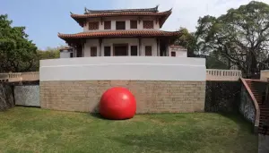 ▲「紅球計畫RedBall Project」日前現身台南，吸引大批觀光客駐足拍照。（圖／擷取自紅球台南臉書）