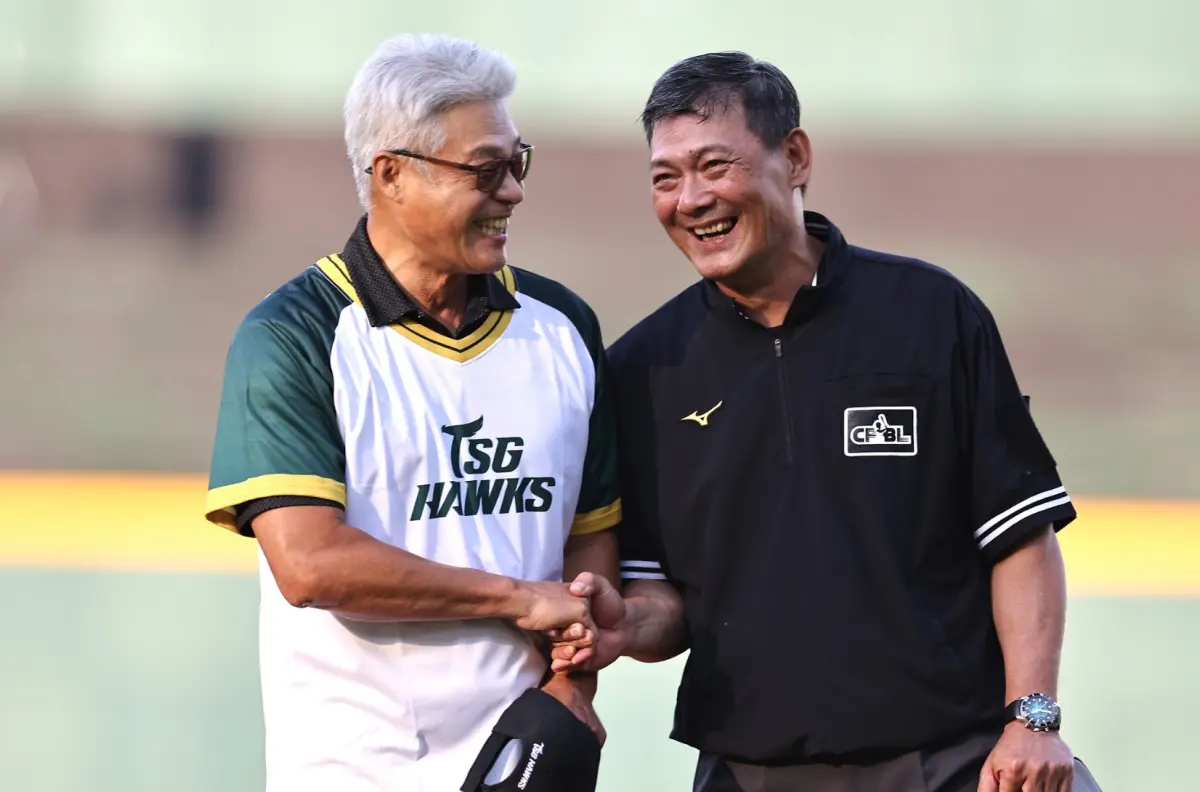 ▲中職資深裁判蘇建文引退儀式，神秘嘉賓陳威成獻上花束，並且重現當年經典大場面。（圖／中職提供）