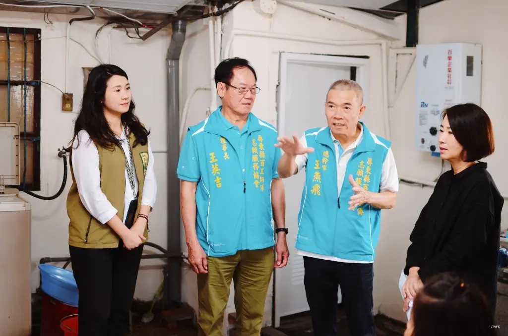 ▲百工協會向縣長周春米說明破舊老屋修繕緣由及過程進度。（圖／屏東縣府提供）