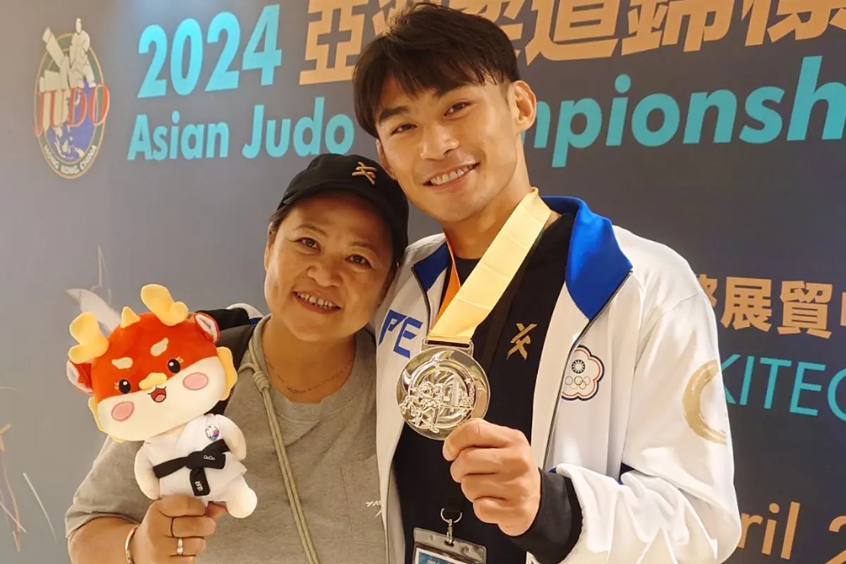 ▲楊勇緯母親第一次到海外看寶貝兒子比賽，奪下銀牌後兩人合影留念。（圖／澄禹行銷提供）