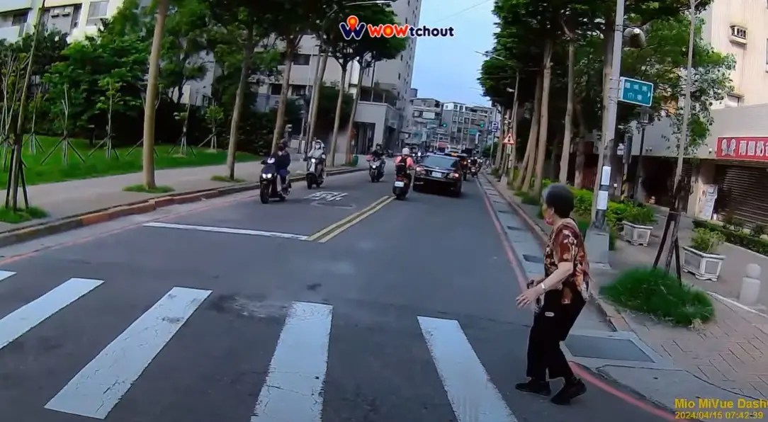 ▲年邁阿嬤要走斑馬線過馬路，未料近10輛汽機車視若無睹，讓阿嬤遲遲不敢馬路，暖心騎士因此停下禮讓，過程被行車紀錄器拍下。（圖／翻攝YouTube／WoWtchout - 地圖型行車影像分享平）