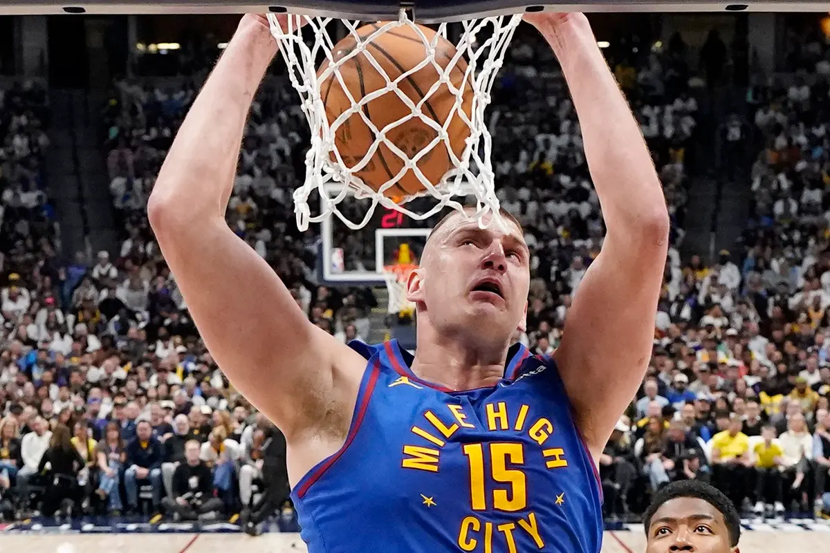 ▲丹佛金塊明星中鋒Nikola Jokic捍衛主場，全場狂砍32分12籃板7助攻，並串聯球隊多點開花，金塊在下半場逆轉比數，最終以114：103拿下勝利。（圖／美聯社／達志影像）