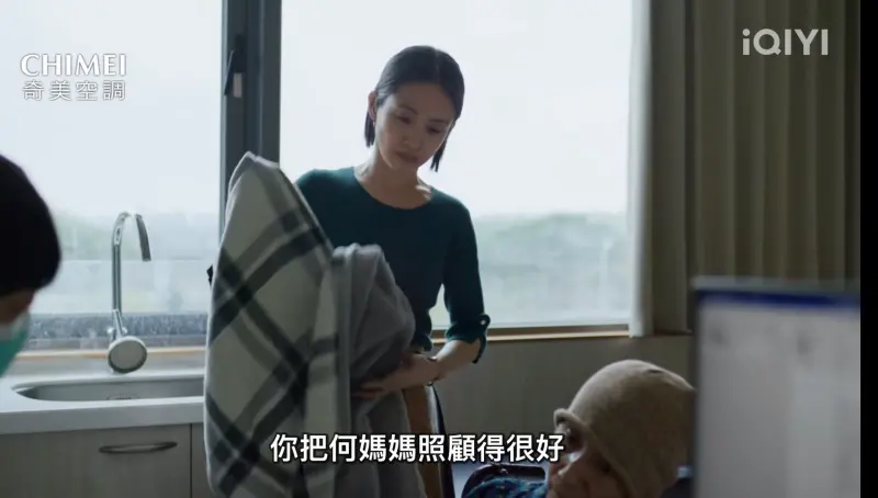 ▲《不夠善良的我們》林依晨照顧癱瘓婆婆,意外愛上主治醫師。(圖/翻攝愛奇藝)